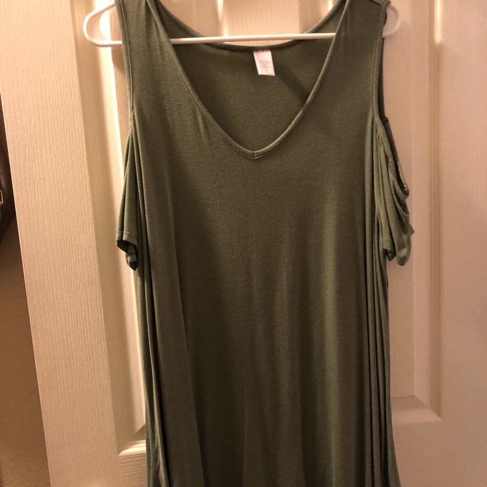 Open shoulder top